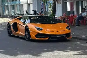 Lamborghini Aventador SVJ in Phu Yen: Luxury Supercar Meets Unique Street Cuisine-3