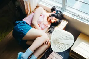 Coser Chunmomo's Dreamy Selfie Moments Part02: Captivating Beauty by the Window-3