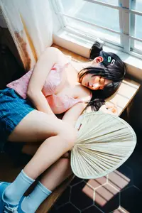 Coser Chunmomo's Dreamy Selfie Moments Part02: Captivating Beauty by the Window-18