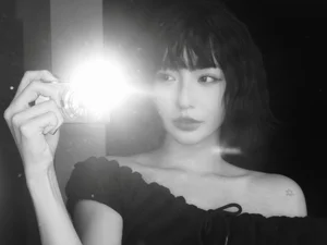 Bâu Krysie stuns with a bold short hairstyle and captivating beauty in new look-4