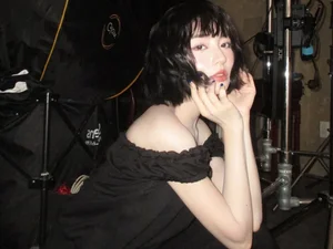 Bâu Krysie stuns with a bold short hairstyle and captivating beauty in new look-6