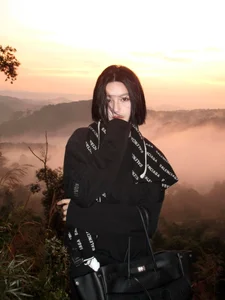 Bâu Krysie stuns with a bold short hairstyle and captivating beauty in new look-3