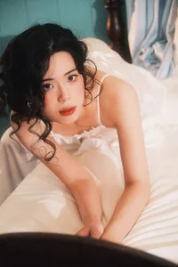 Cinematic Muse: The Timeless Elegance of Yi Zhi Qian Qian-2