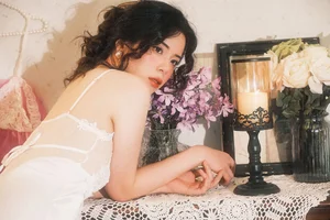 Cinematic Muse: The Timeless Elegance of Yi Zhi Qian Qian-21