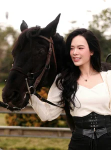 Stunning Spring Photoshoot of Volleyball Star Le Thanh Thuy Celebrating the 2026 Lunar New Year Year of the Horse-8