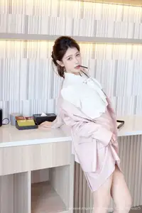 Captivating Secretary Yi Tian Tian: Modern Office Elegance - XiuRen No.10728-2