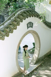 Elegant Modern Cheongsam Fashion by Qu Qi: YiTuYu Art Language Vol.9352 - A Stunning Collection of Fresh Qipao Style and Artistic Photography-1