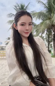 MC Tu Linh flaunts her increasingly chic and charming beauty on a luxurious wooden staircase: Her escalating allure sparks a sensation!-9