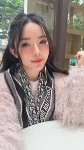 MC Tu Linh flaunts her increasingly chic and charming beauty on a luxurious wooden staircase: Her escalating allure sparks a sensation!-8