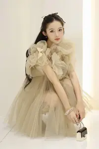 MC Tu Linh flaunts her increasingly chic and charming beauty on a luxurious wooden staircase: Her escalating allure sparks a sensation!-3