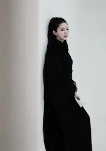 MC Tu Linh flaunts her increasingly chic and charming beauty on a luxurious wooden staircase: Her escalating allure sparks a sensation!-6