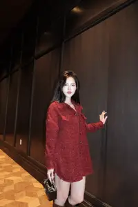 MC Tu Linh flaunts her increasingly chic and charming beauty on a luxurious wooden staircase: Her escalating allure sparks a sensation!-7