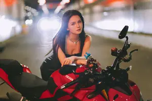 YiTuYu Vol.8799: Yi Ming's Edgy Charm with a Sports Motorcycle-2