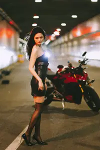 YiTuYu Vol.8799: Yi Ming's Edgy Charm with a Sports Motorcycle-4