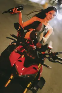 YiTuYu Vol.8799: Yi Ming's Edgy Charm with a Sports Motorcycle-9