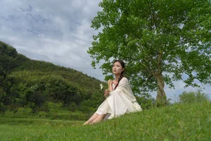 Elegant Portrait Photography: Art Language Vol.9327 Featuring Ya – Minimalist Aesthetic and Serene Lifestyle Inspiration for Modern Creatives-11