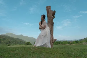 Elegant Portrait Photography: Art Language Vol.9327 Featuring Ya – Minimalist Aesthetic and Serene Lifestyle Inspiration for Modern Creatives-8