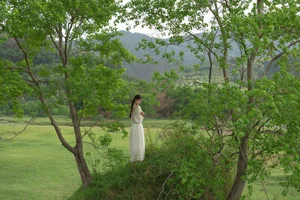 Elegant Portrait Photography: Art Language Vol.9327 Featuring Ya – Minimalist Aesthetic and Serene Lifestyle Inspiration for Modern Creatives-9