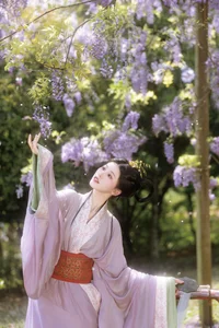 Ethereal Radiance: A Glimpse into Xiao Y’s World of Soft Light and Artistic Fashion-5