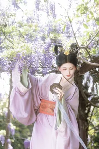 Ethereal Radiance: A Glimpse into Xiao Y’s World of Soft Light and Artistic Fashion-8