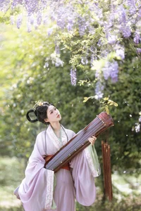 Ethereal Radiance: A Glimpse into Xiao Y’s World of Soft Light and Artistic Fashion-4