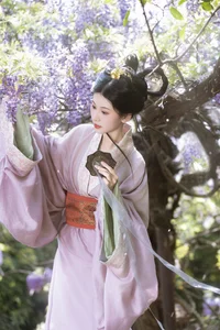 Ethereal Radiance: A Glimpse into Xiao Y’s World of Soft Light and Artistic Fashion-13