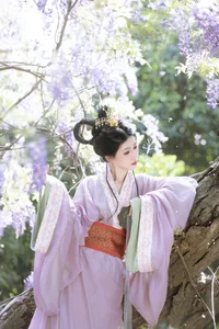 Ethereal Radiance: A Glimpse into Xiao Y’s World of Soft Light and Artistic Fashion-12