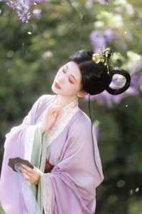 Ethereal Radiance: A Glimpse into Xiao Y’s World of Soft Light and Artistic Fashion-7