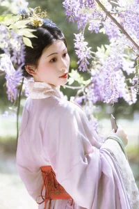 Ethereal Radiance: A Glimpse into Xiao Y’s World of Soft Light and Artistic Fashion-9