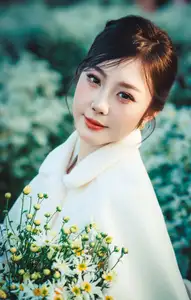 VGU No.191 1000024575: A Girl's Gentle Charm Amidst Pristine White Daisies in Winter.-2