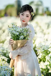 VGU No.191 1000024575: A Girl's Gentle Charm Amidst Pristine White Daisies in Winter.-12