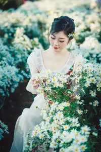 VGU No.191 1000024575: A Girl's Gentle Charm Amidst Pristine White Daisies in Winter.-6