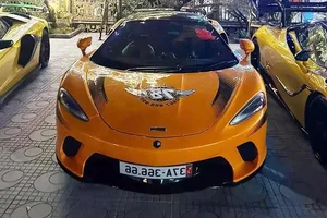 Stunning Orange McLaren GT Supercar: A Masterpiece of Luxury Performance and Bold Design for the Ultimate Grand Touring Experience-5