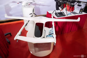 Experts and Guests Admire Made-in-Vietnam UAV at Technology Exhibition-1