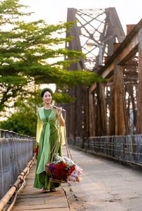 Traditional Vietnamese Beauty on Long Bien Bridge – Artistic Flower Baskets-3