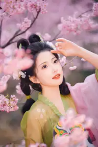 East Asian Beauty: Tu Ya W in Elegant Hanfu Amidst Spring Cherry Blossoms | YiTuYu Vol.8636-19