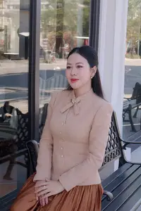 Discovering Elegant Beauty with a Radiant Smile: A Captivating Fashion Style that Turns Heads.-2