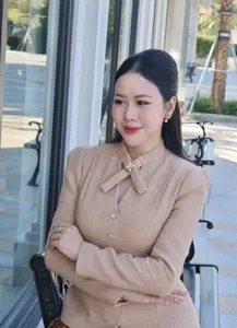 Discovering Elegant Beauty with a Radiant Smile: A Captivating Fashion Style that Turns Heads.-3