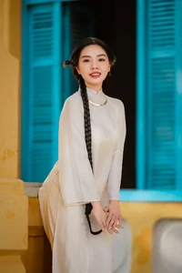 Elegant White Modern Ao Dai: A Timeless Vietnamese Tradition for Minimalist Street Style and Cultural Travel Inspiration-9