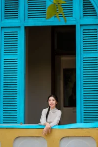 Elegant White Modern Ao Dai: A Timeless Vietnamese Tradition for Minimalist Street Style and Cultural Travel Inspiration-7