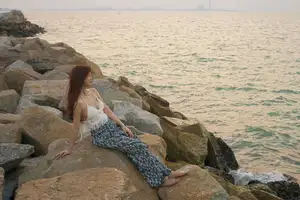 YiTuYu Vol.8725 Chenaling_CL: Captivating Asian Muse in a Dreamy Sunset Glow-14