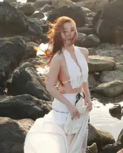 Wendy Nguyen Thanh Tuyen (FAPtv) flaunts captivating beauty and stunning figure by the sea-3