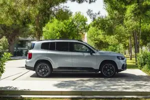 Discover the 2026 Mercedes-Benz GLB: A 7-Seater Electric SUV Conquering Snowy Peaks with an Impressive 630km Range.-0