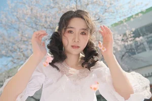 YiTuYu Art Language Vol.9220: Stunning Portrait Photography Featuring Nan Nan in a Vibrant Spring-Inspired Aesthetic Collection-9