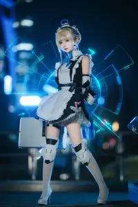 Coser Hua Qi Hana's Stunning Honkai Star Rail Cosplay: Futuristic Maid Warrior 飞鸟马时-2