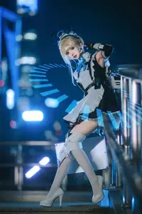 Coser Hua Qi Hana's Stunning Honkai Star Rail Cosplay: Futuristic Maid Warrior 飞鸟马时-7
