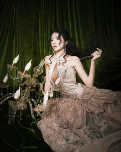 MC Mai Dora Radiates Natural Beauty in Elegant Street Style Look-10