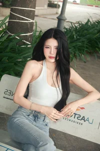 MC Mai Dora Radiates Natural Beauty in Elegant Street Style Look-3