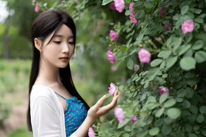 Elegant Portrait Photography: Zhi Zhi Wen in YiTuYu Art Language Vol.9158 – Romantic Aesthetic with Wild Roses and Vintage Charm-22