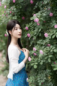 Elegant Portrait Photography: Zhi Zhi Wen in YiTuYu Art Language Vol.9158 – Romantic Aesthetic with Wild Roses and Vintage Charm-14